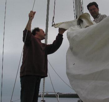 Jean-Louis et Yann montent la grand-voile