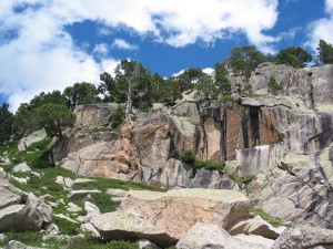 Roches taillées à la serpe